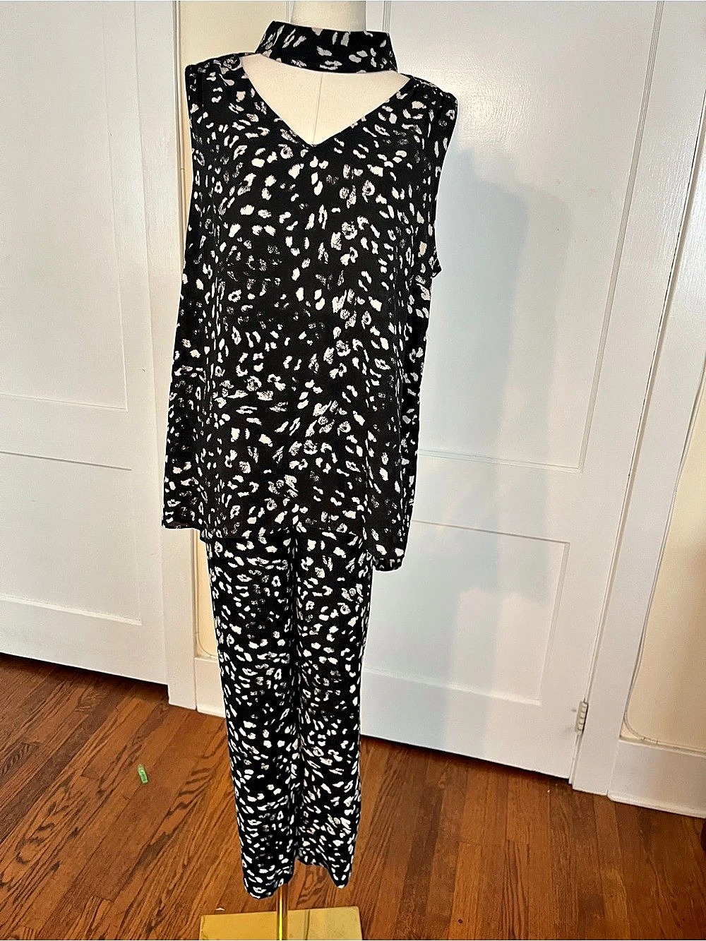 Vince Camuto Black & White Animal Print 2-Piece Set – Cold Shoulder Top & Pants